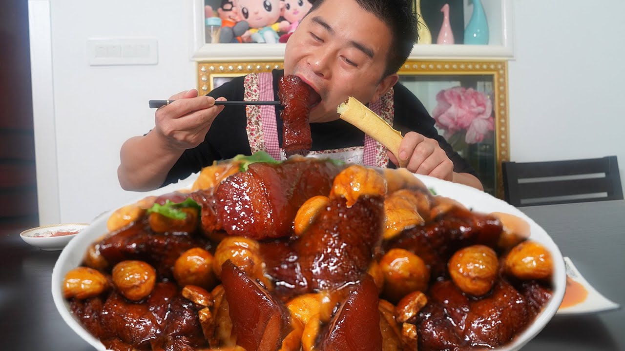 1 кг свиной грудинки, приготовленная 