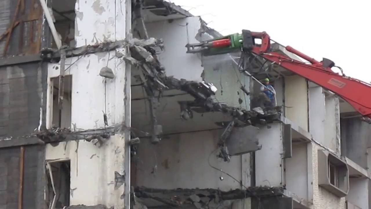 A pécsi 25 emeletes bontása O&K betonroppantó géppel.