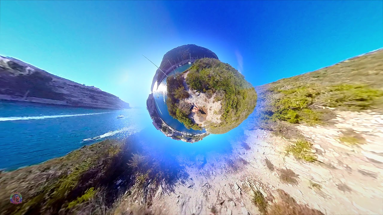Promenade sur le chemin des falaises de la crique de la Catena &agrave; Bonifacio en Corse en mini plan&egrave;te