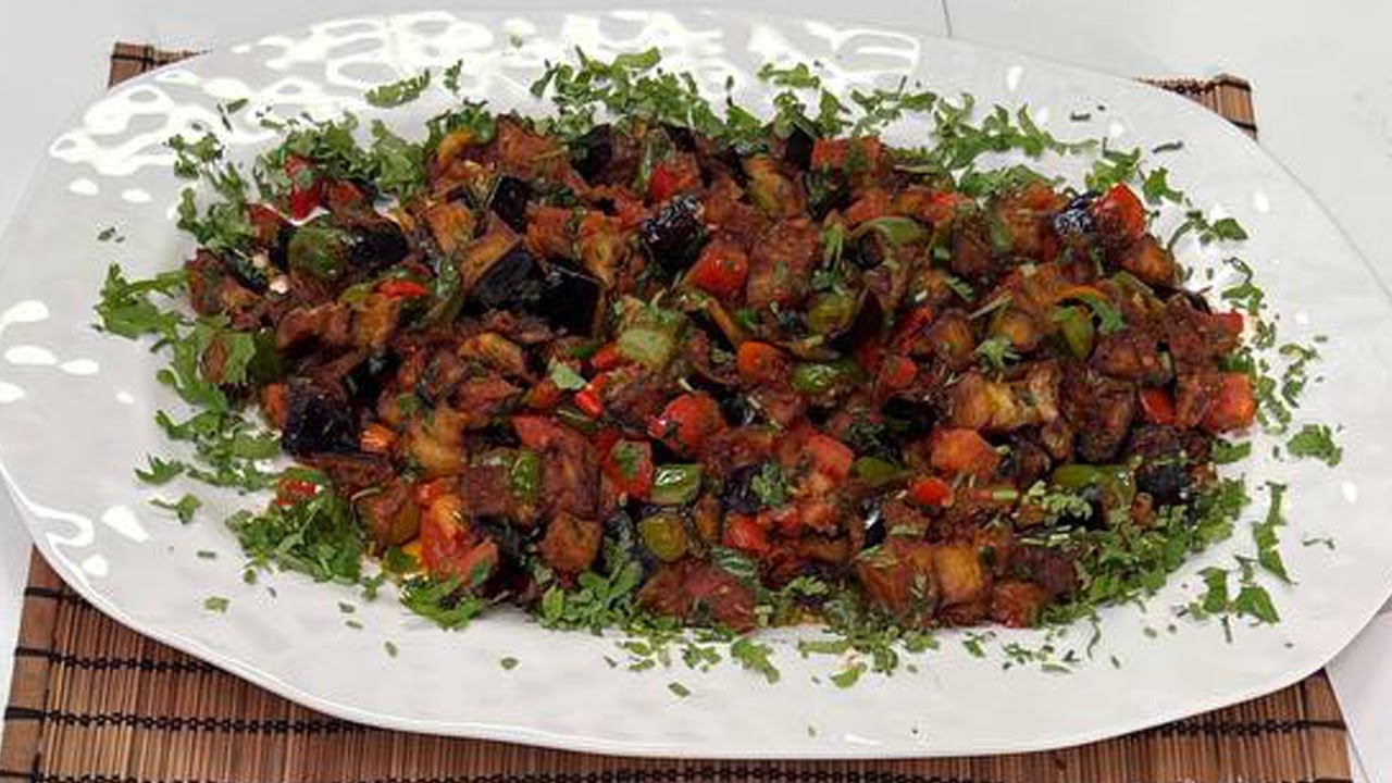 طريقة عمل سلطة الباذنجان الحارة | العزومة مع الشيف فاطمة أبو حاتي
