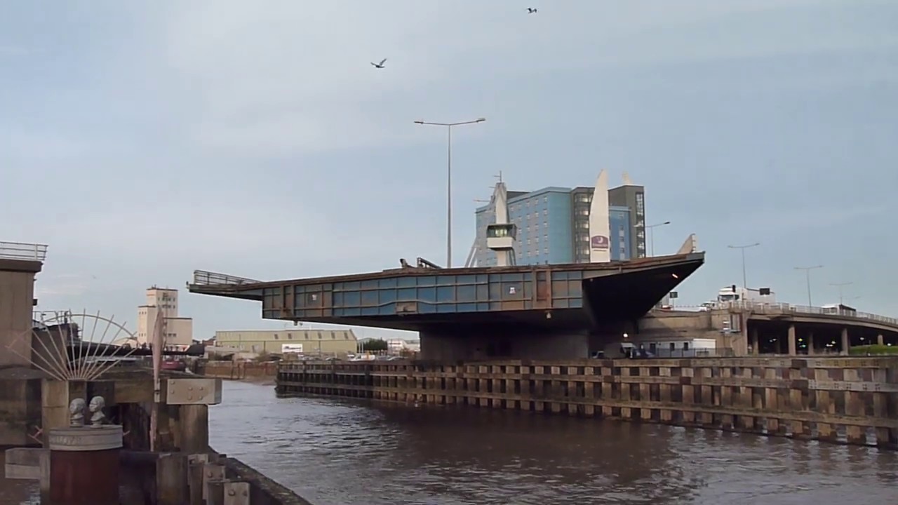 Hull's Myton Bridge Opens and Closes
