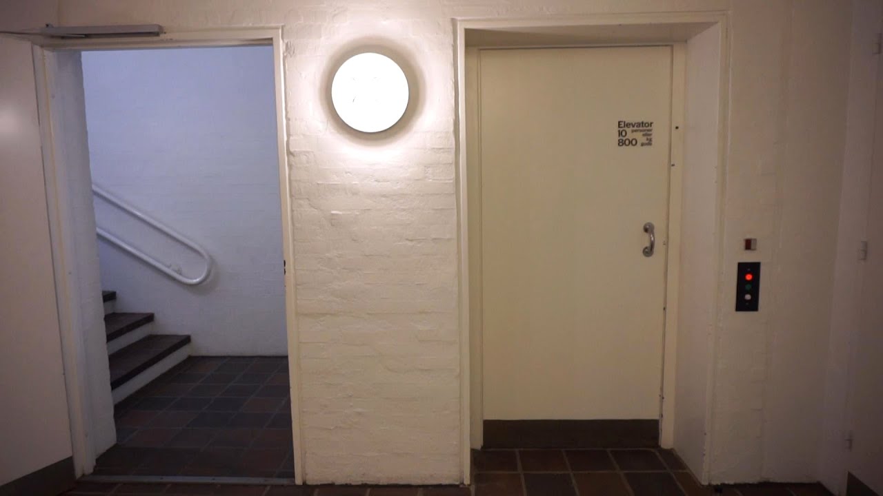 1980 KONE hydraulic elevator with manual doors @ Main Library, Aalborg, Denmark