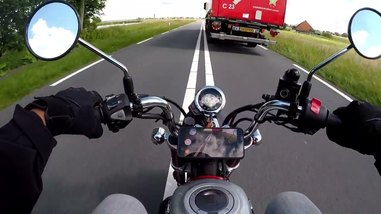 Honda Monkey 2022 riding