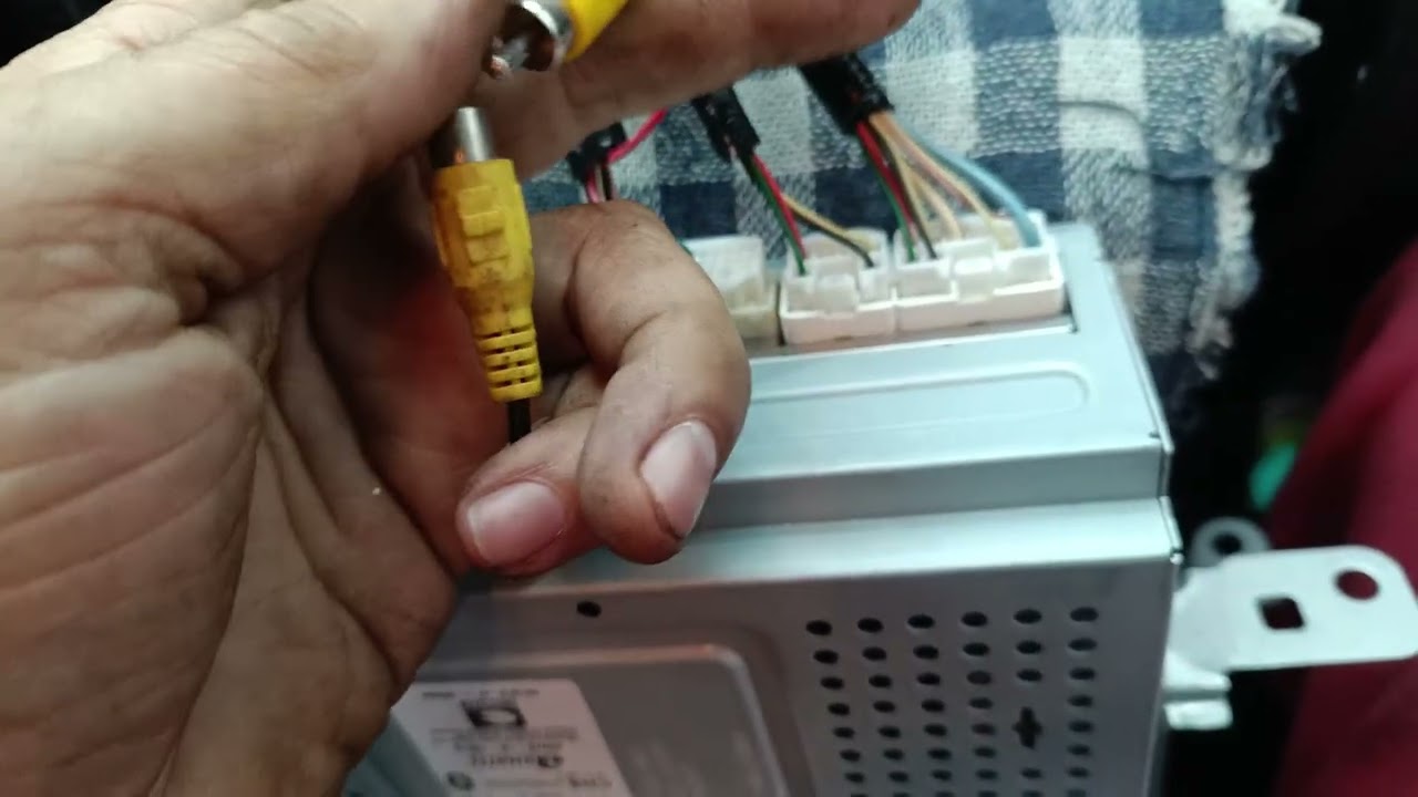 Como instalar câmera de ré na mídia original Toyota Yaris