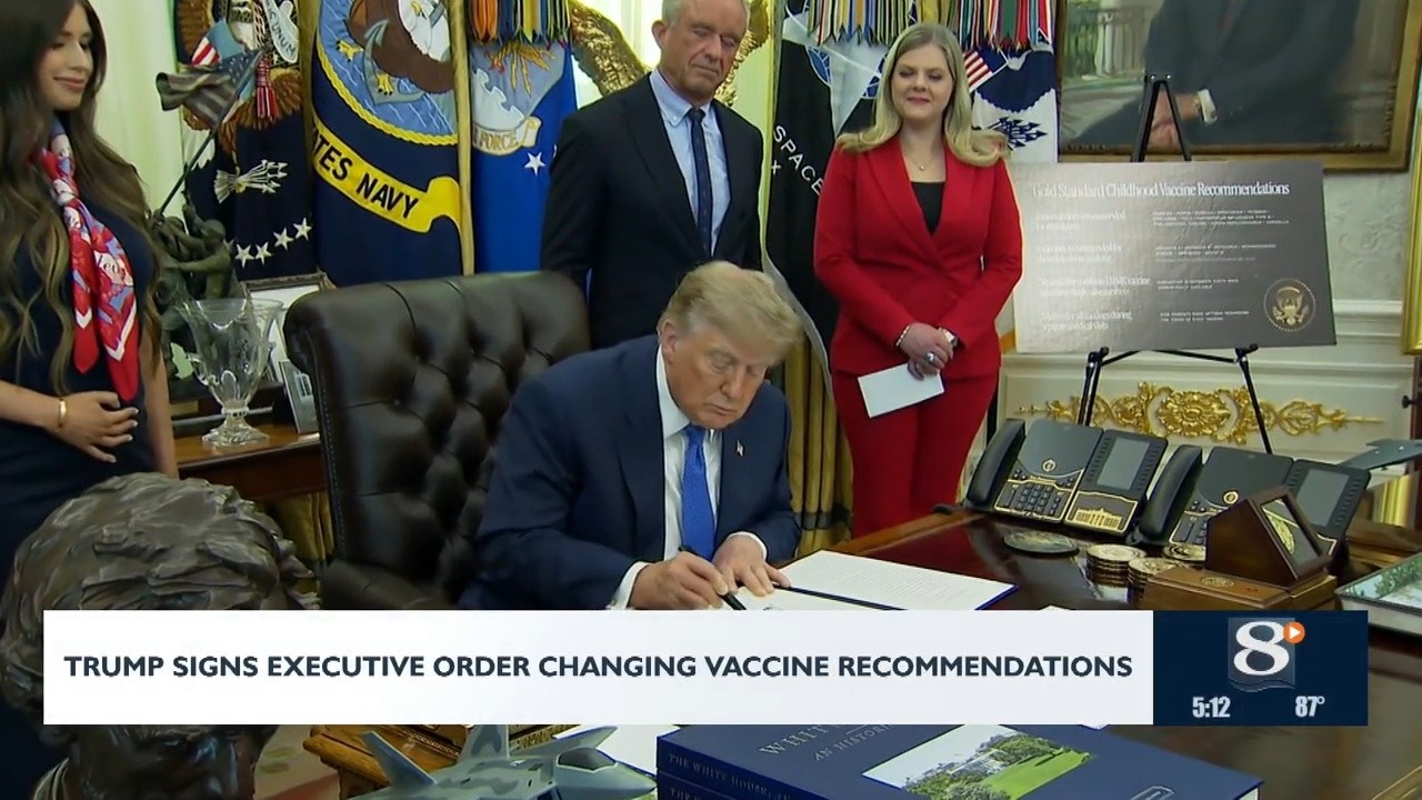 Трамп подписал указ об изменении рекомендаций по вакцинации