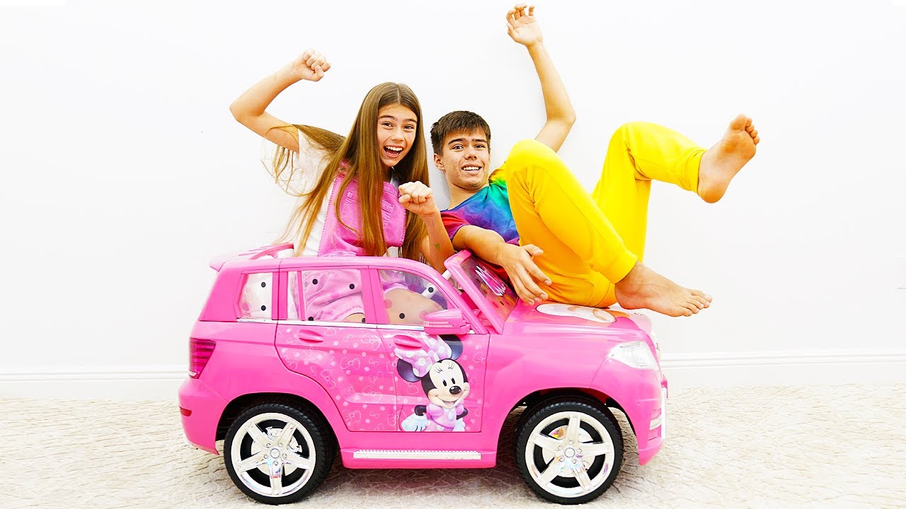 Pink VS Blue!  Nastya y Miya pintan de rosa el coche de Artyom