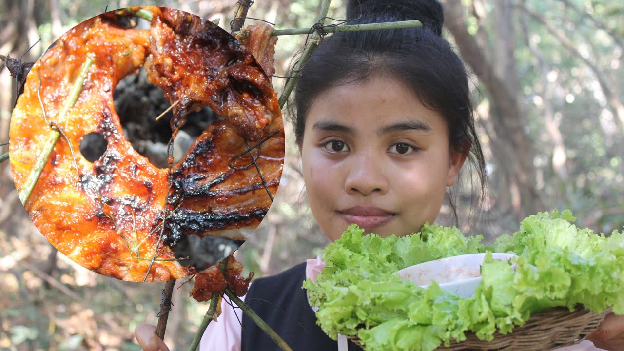 Cute girl Cooking and eating pork in forest,YuwaDaily Life