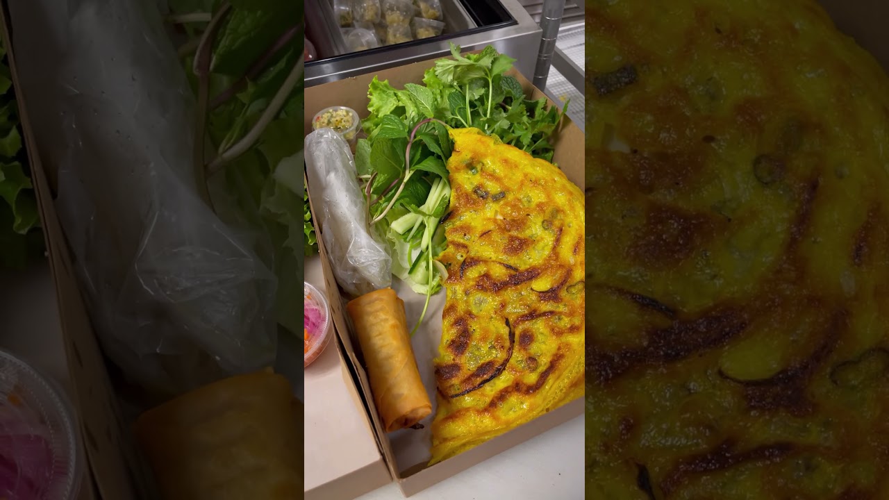 OMG! This is how banh xeo is made!?