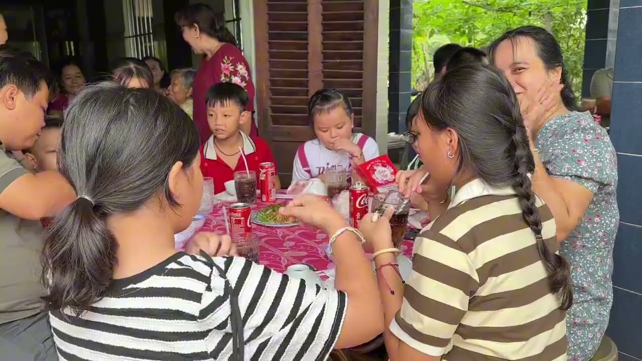 Lâu lắm rồi cả Đại Gia Đình mới có dịp ăn đám giỗ ở quê, quá trời đông| CÀ NA XÍ MUỘI CHANNEL