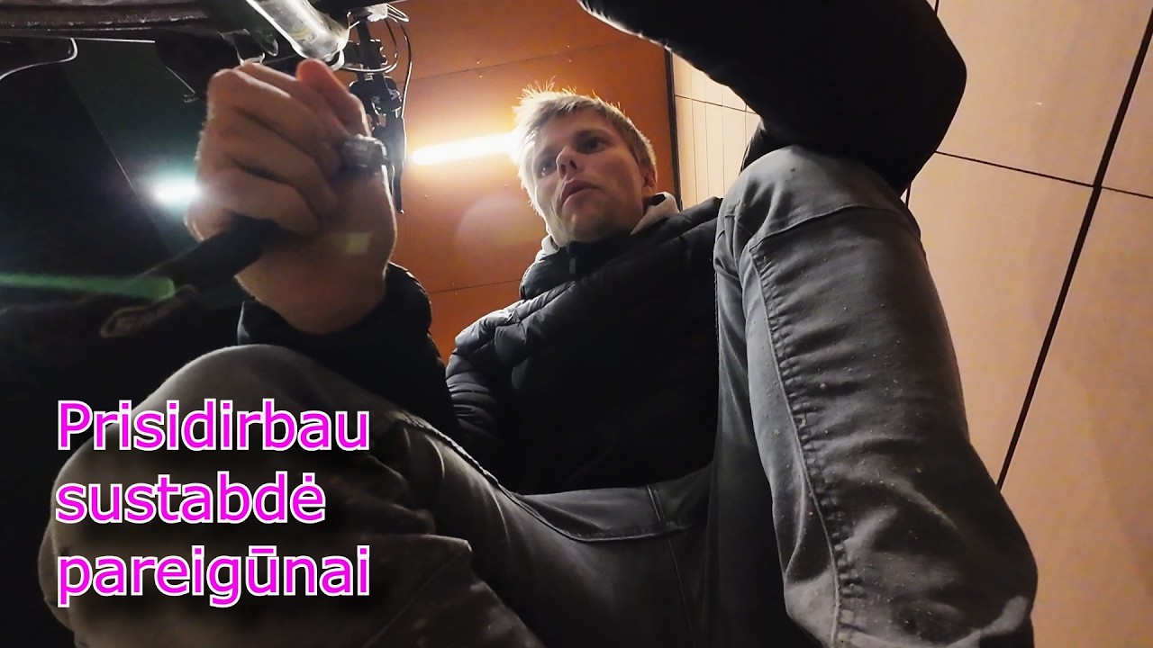 Spalio 31/Darbas virtuvėj kurio nebaigiau/ Pareigūnai ir la&scaron;iniai/ Užuolaidų ap&scaron;vietimas