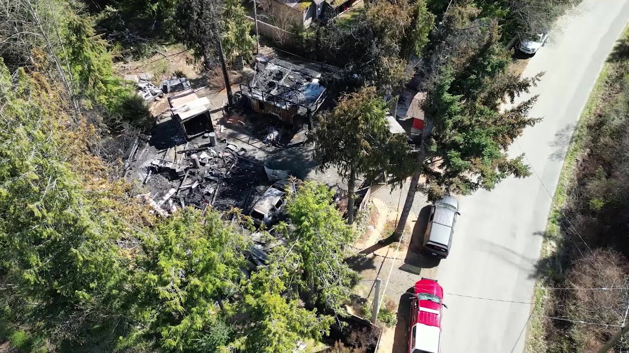 Ведется расследование после крупного пожара в жилом комплексе в Уиски-Крик.