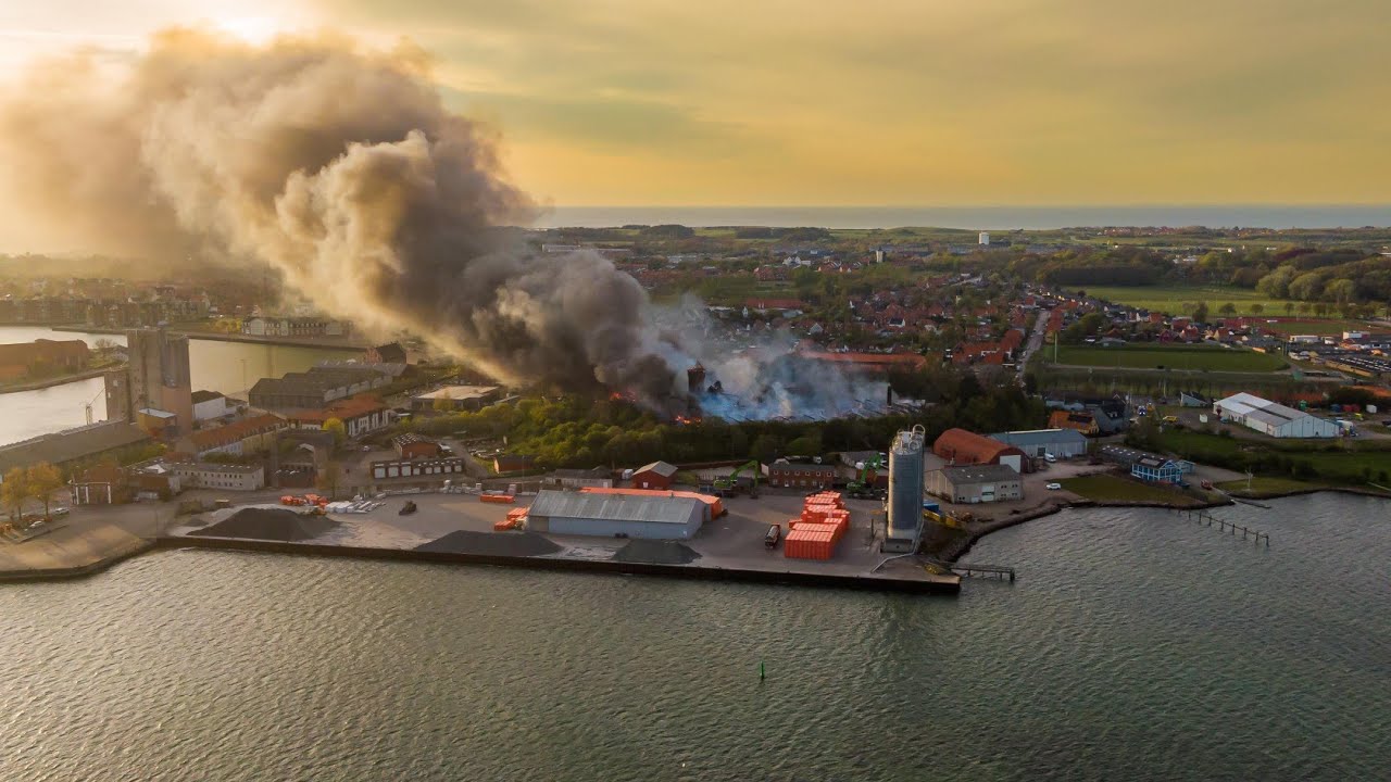 Droneoptagelse: Voldsom brand i industribygning på Lilleøbakken i Korsør spredte sig hurtigt