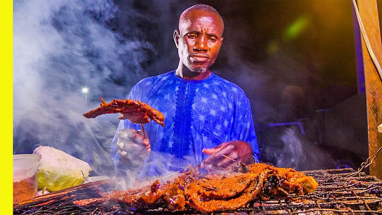 Comida CALLEJERA NIGERIANA de noche | La ciudad gastronómica más grande de África