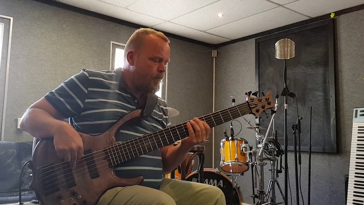 Let Me Entertain You (Robbie Williams) - Bass cover by Robert Homan