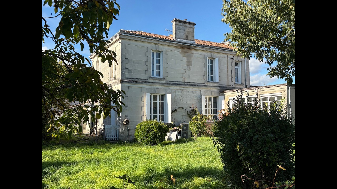 MAISON DE CHARME avec ses dépendances au coeur de Cognac