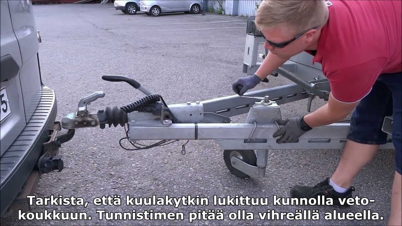 Peräkärryn kytkeminen vetoautoon