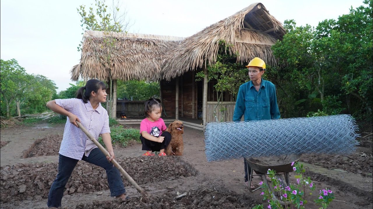 Huyen starts a gardening campaign - De works hard to earn money to buy nets for the chicken coop.