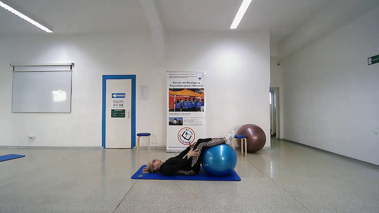 Physiotherapie - Übungen mit dem Pezziball in RL auf Matte
