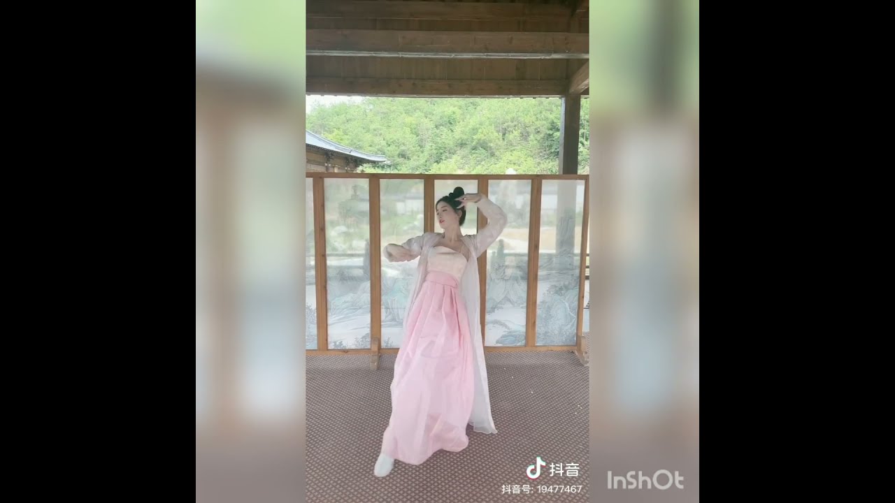 Múa cổ trang với nền nhạc 