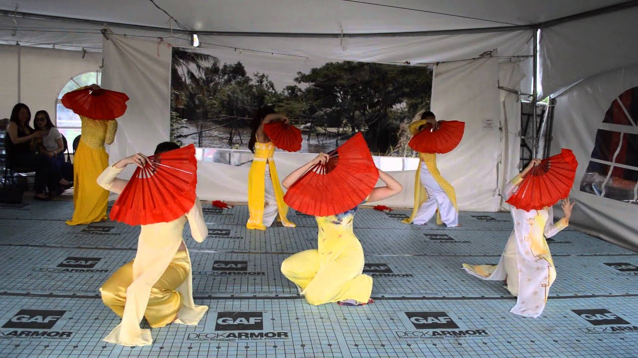 Q.eM: Xuan Va Tuoi Tre - Vietnamese Fan Dance (Mua Quat) Edm Heritage Fest 2014
