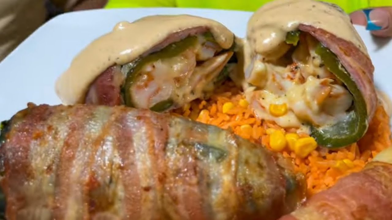Unos chiles rellenos de camarón y unas carnitas caseras bien doraditas
