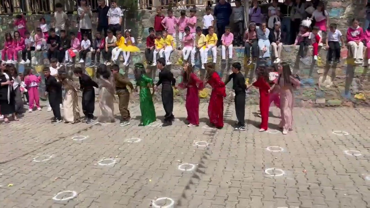 Şırnak Uludere Şenoba Üçtepe Ortokulu öğrencilerimizin halay dansı. Maşallah çocuklarıma
