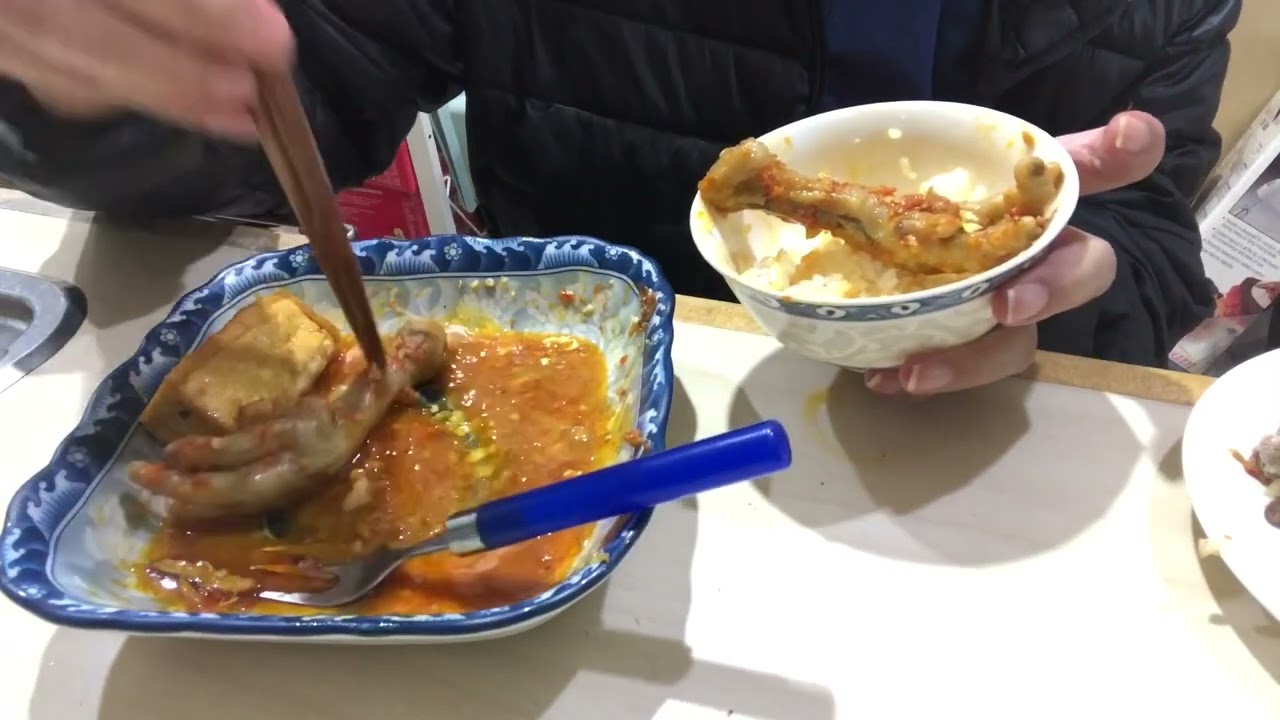 Tkw makan ceker bumbu bali pemberian teman