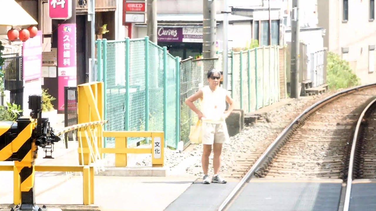 大阪の阪急千里線で男が遮断機の下りた踏切に進入し電車を止める！対向の電車は警笛を連発し、運転士の指示を再三にわたり無視して警察に捕まる！