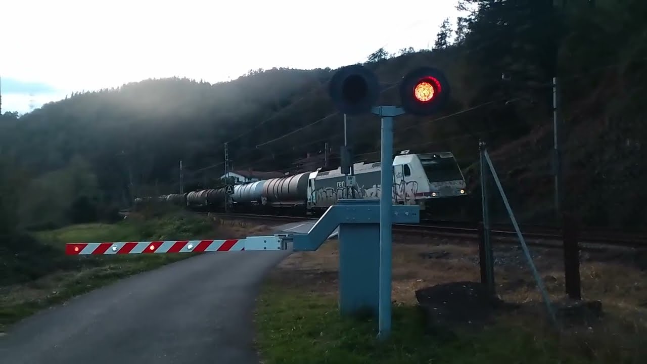 (A LOMOS DE VIENTO) 3ª grabación) 2 trenes pasando por el Paso a Nivel de Anoeta-Villabona 
