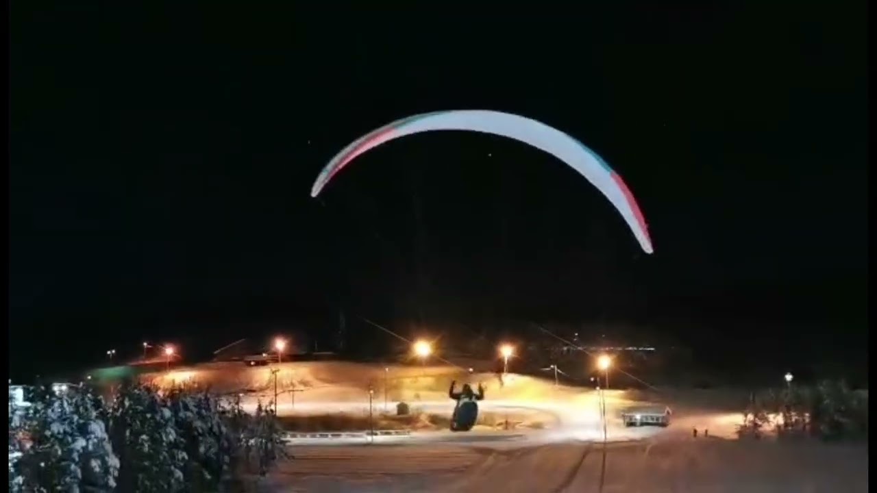 Paragliding under nordlyset