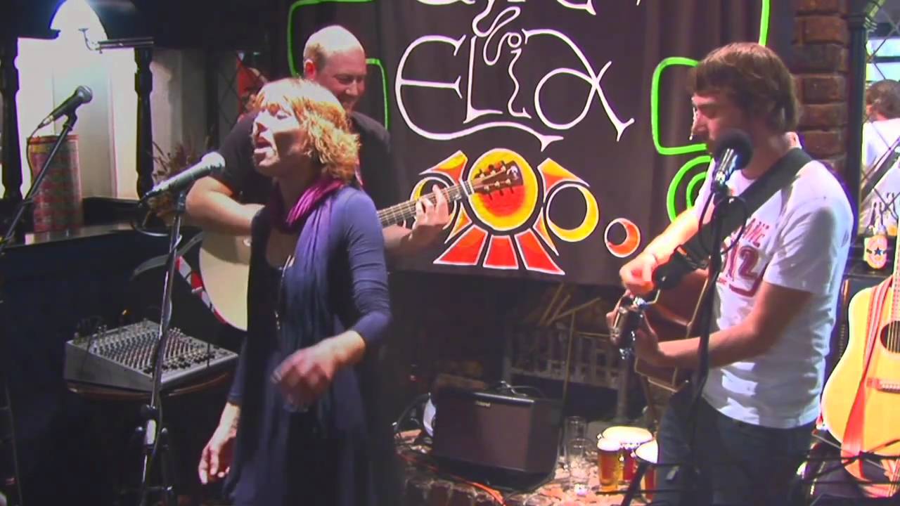 Cyra Elia' 'Tasmin Archer's'  'Sleeping Satellite' ' live at 'The Cross Keys'  Llandudno. HD