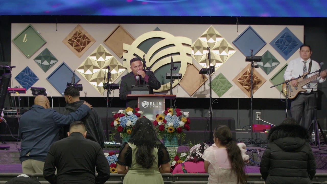 momento de oración y culto de líderes