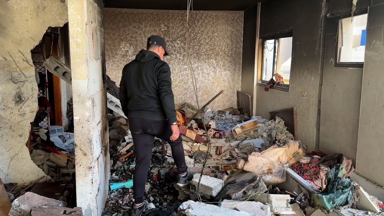 مواطنون يتفقدون شقة سكنية بعد استهدافها بقصف من طيران الاحتلال الإسرائيلي في مدينة غزة