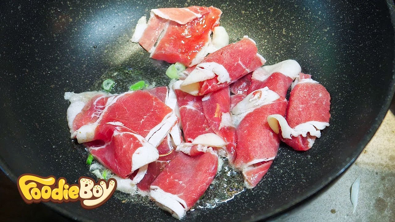Жареная говяжья грудинка с росткками бобов мунг - Уличная еда в Корее