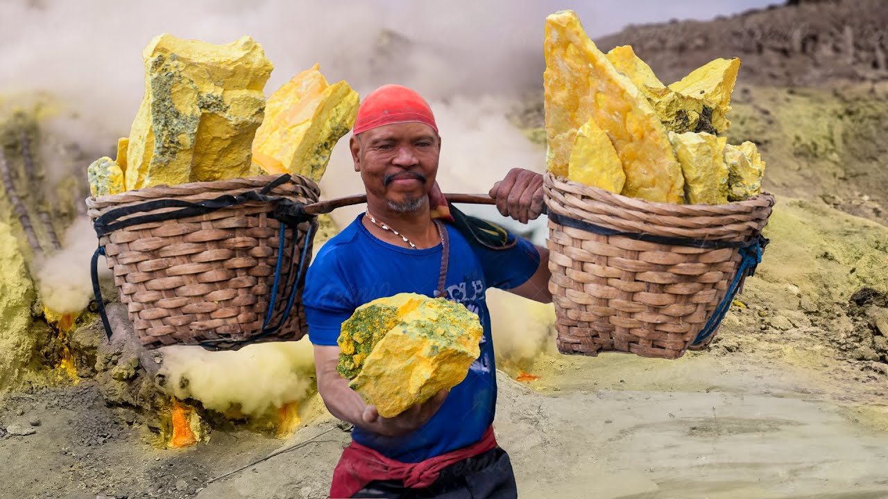 Dangerous Way They Mine Sulfur Rocks From Active Volcano for a Living
