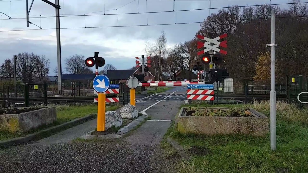 Spoorwegovergang Broekdijk, Hulten. Dutch railway crossing #4
