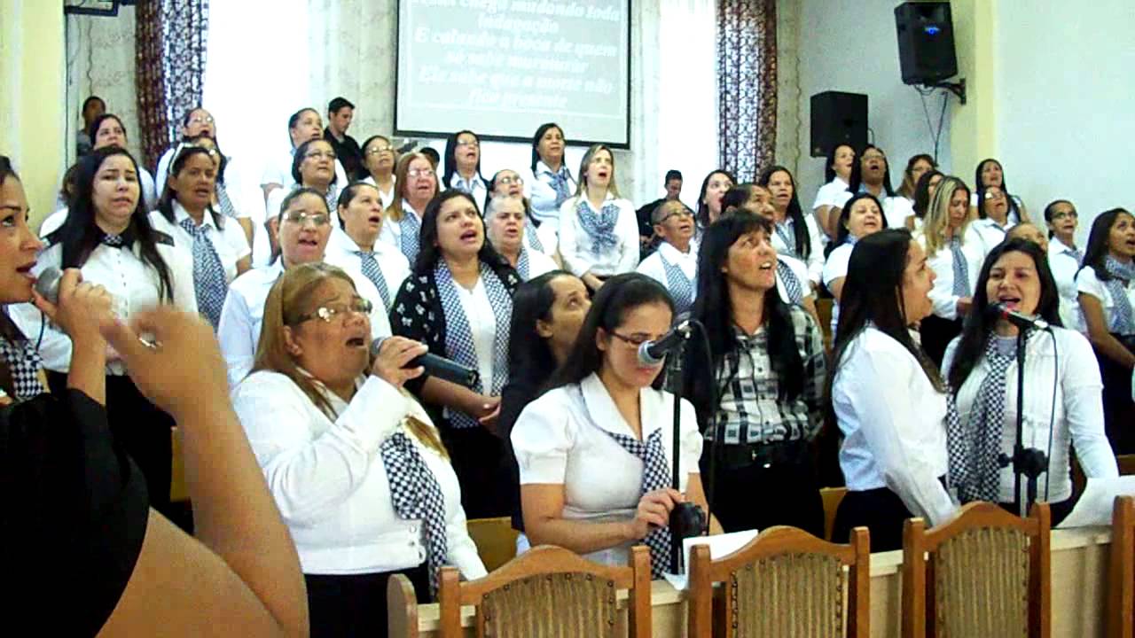 Irmãs cantando 