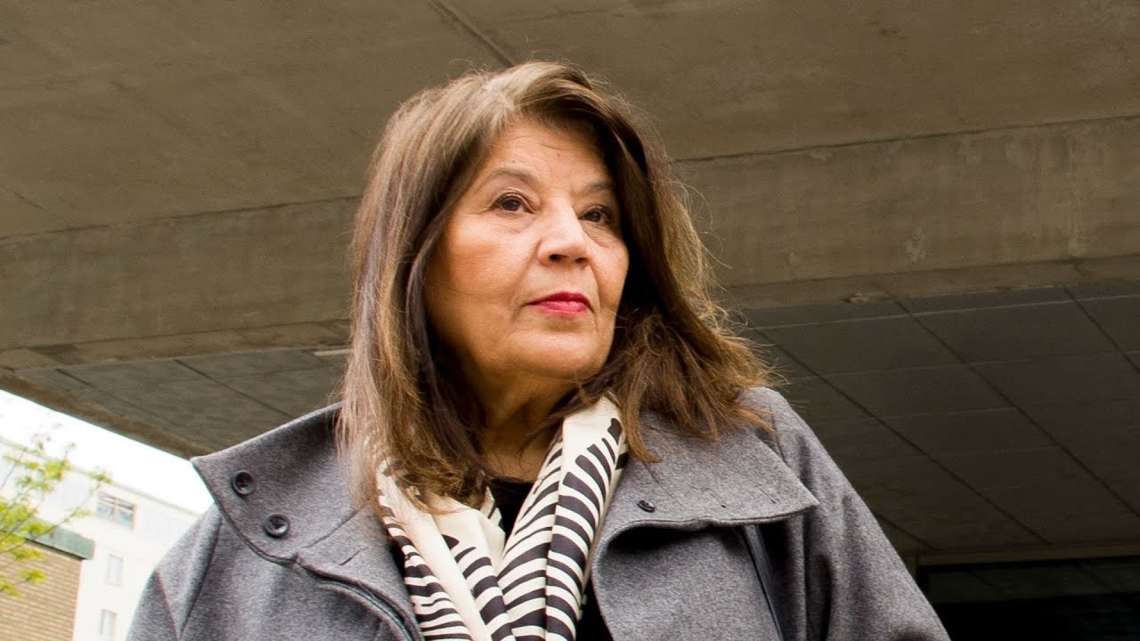 F&ouml;nsterpoesi: Jila Mossaed l&auml;ser p&aring; Stadsbiblioteket