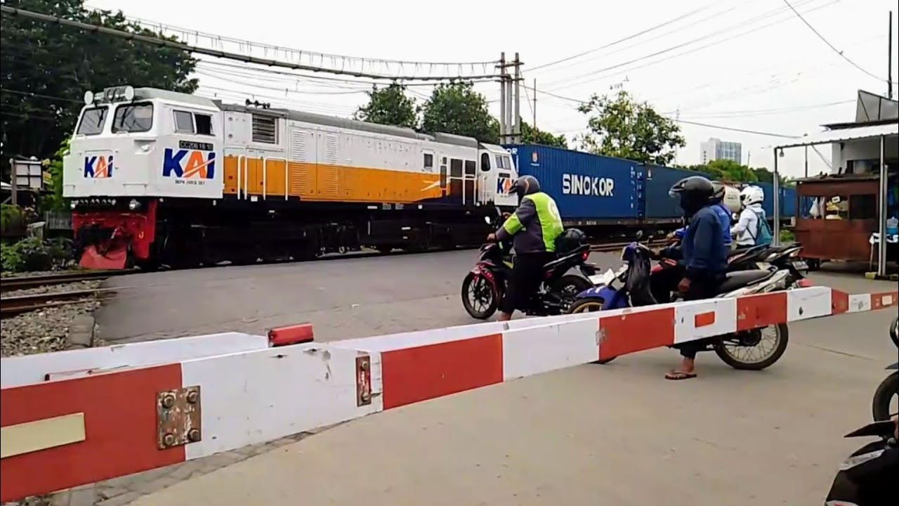 PALANG PINTU PERLINTASAN KERETA API JL EMPU TANTULAR SEMARANG - KA BARANG KONTAINER