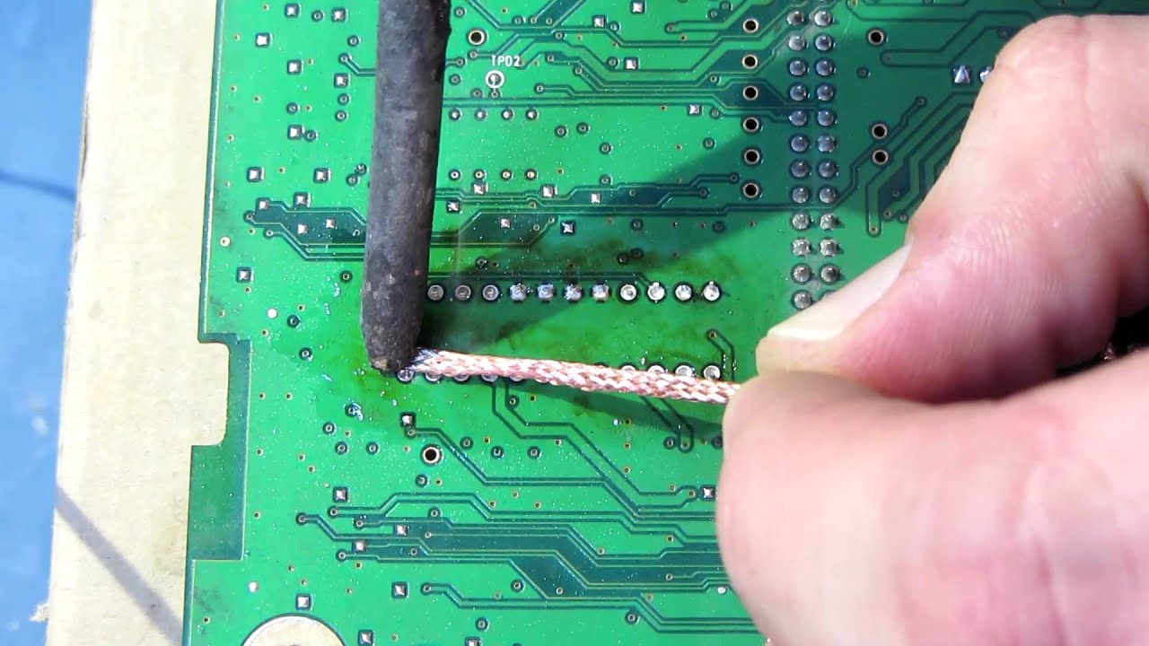 Урок по пайке для начинающих. Демонтаж микросхемы в корпусе типа DIP с двухсторонней печатной платы.