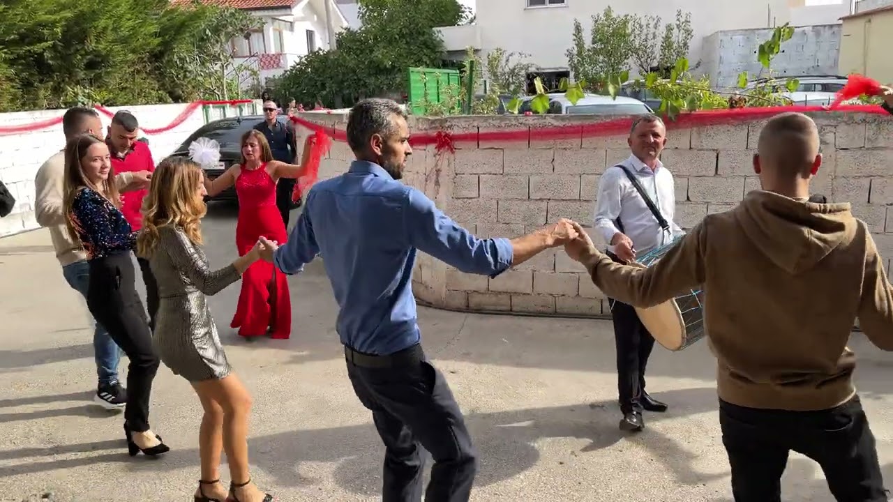 SHIKONI SA BUKUR I KËRCEJNË VALLET E TYRE KRUSHQIT ME TUPANA PARA SE TE DALE NUSJA NGA SHTEPIA 4K