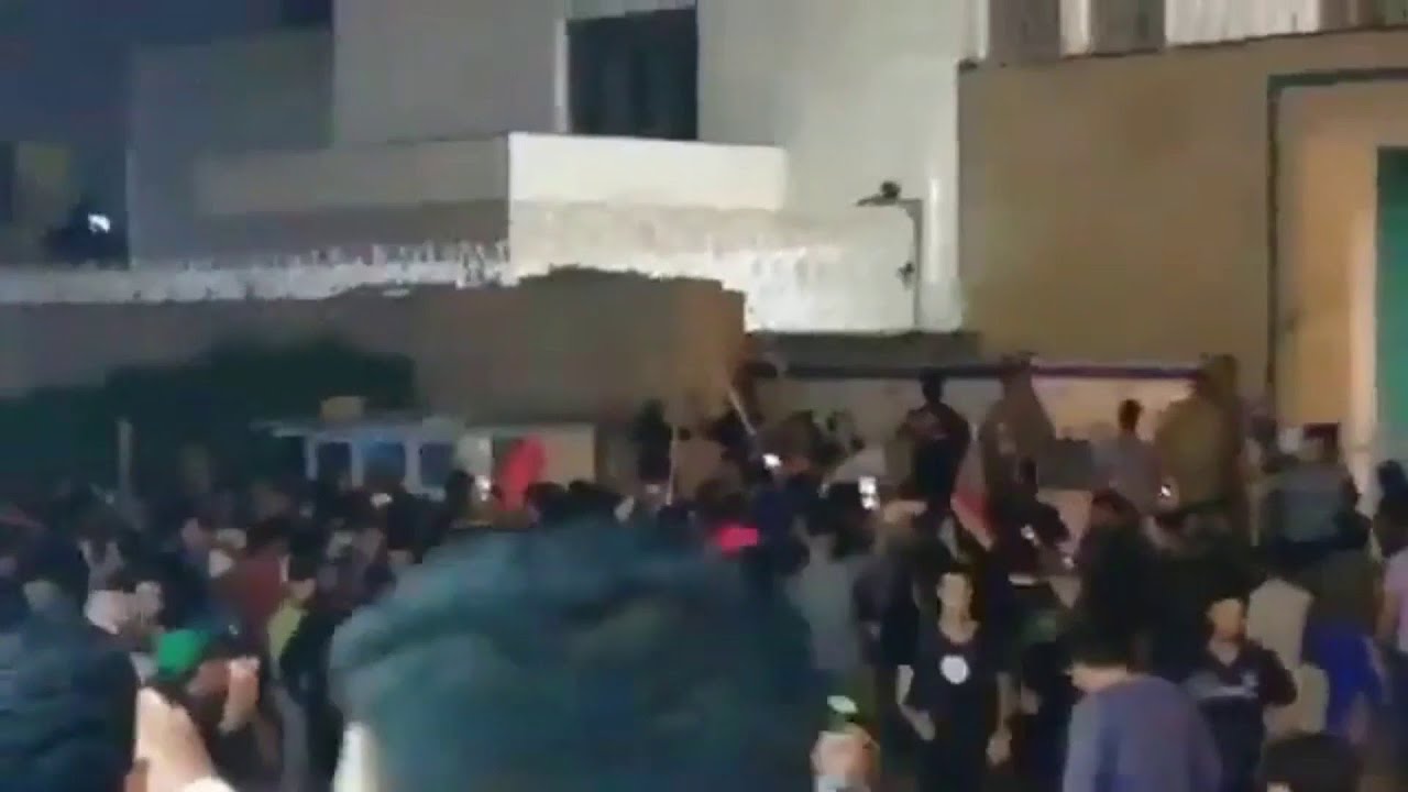 شاهد.. العراق: متظاهرون يحاولون رفع العلم العراقي على القنصلية الإيرانية في كربلاء