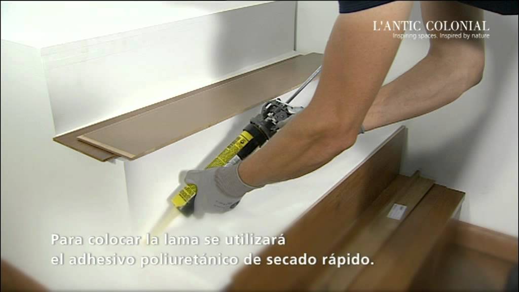 Colocación de un mamperlán de madera natural en una escalera.