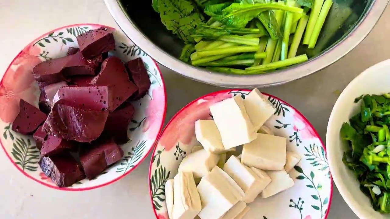 Món Thịt heo nấu củ môn, đậu khuôn, rau cải 