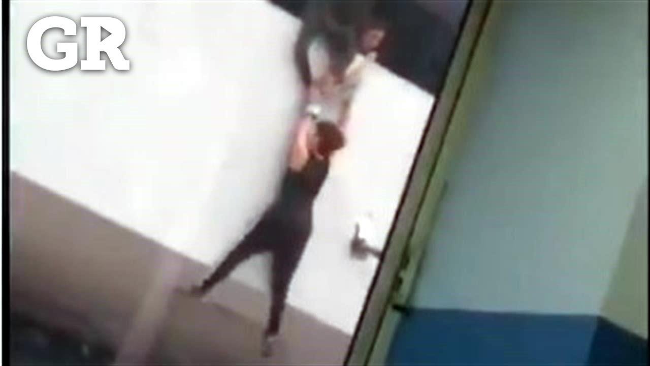 Captan ca&iacute;da de alumna en Prepa 2 | Monterrey