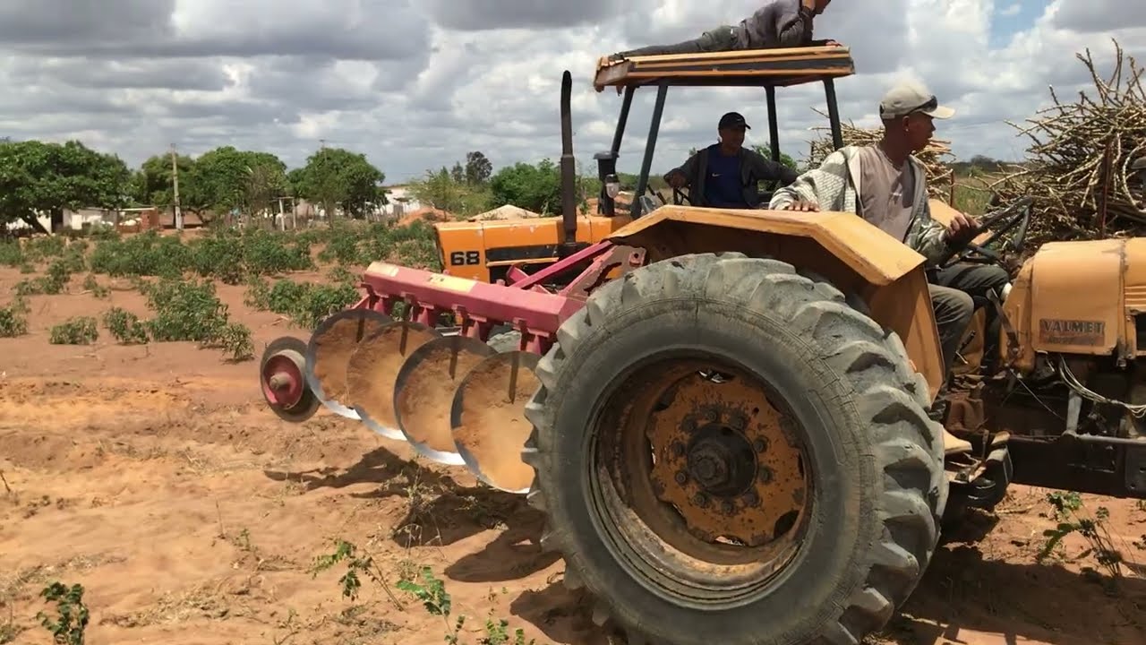 trator 85 valmet tonbando e plantando terra no arado de 4 disco todo aberto
