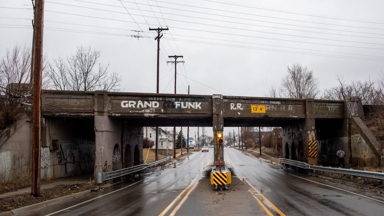 Driving around South West side Flint Michigan