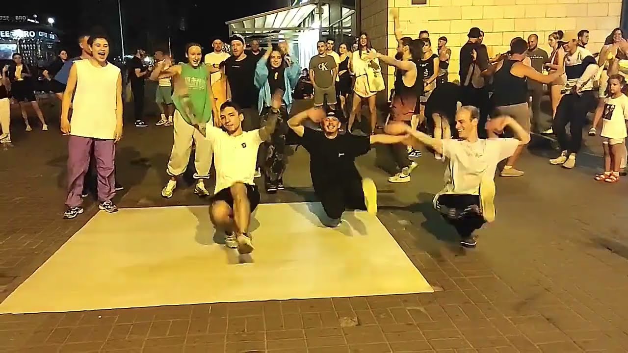 Київ. Народні танці на бруківці. Після обстрілу. PRO Катерину. (Не Шевченкову).