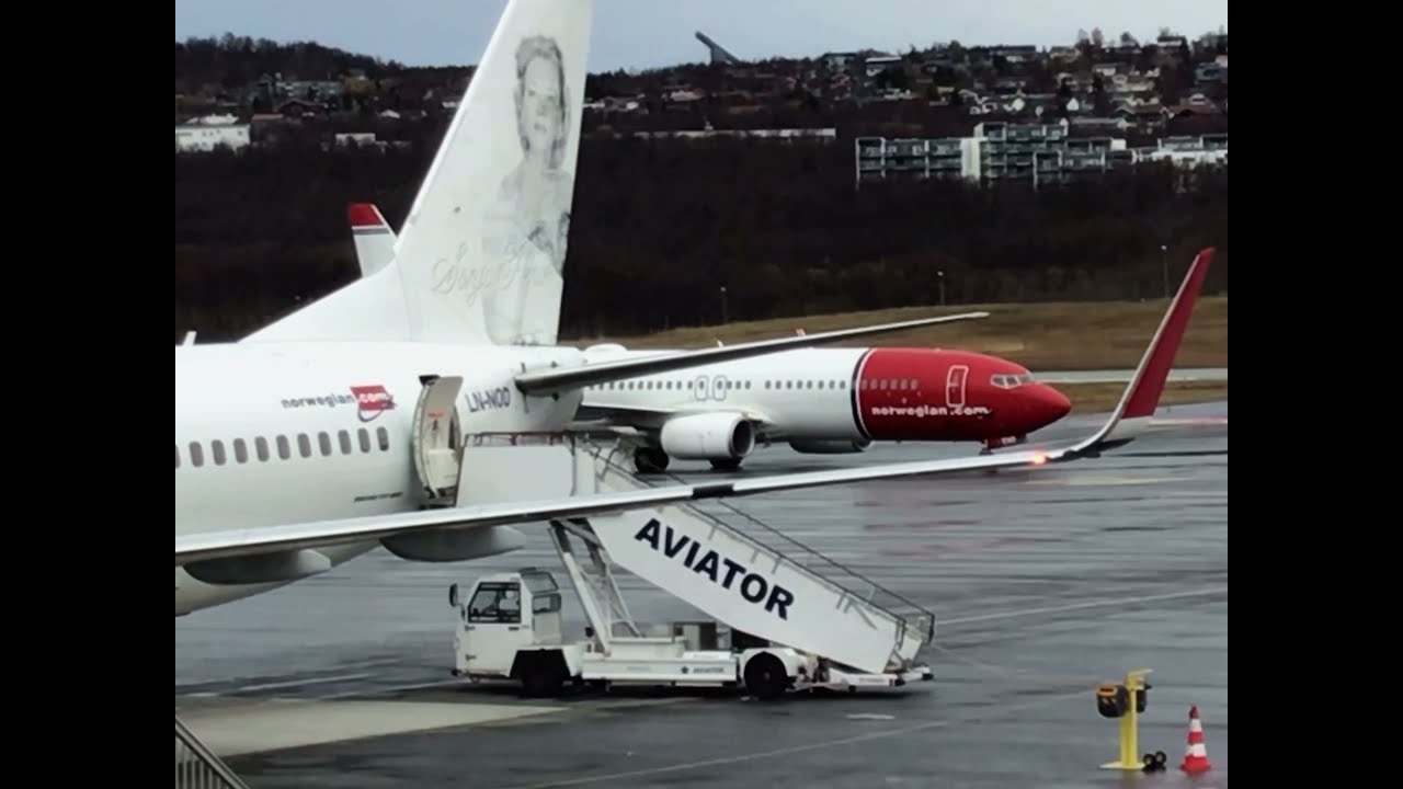 Planespotting at Tromsø Langnes airport, October. 8th. 2021. Part: 2
