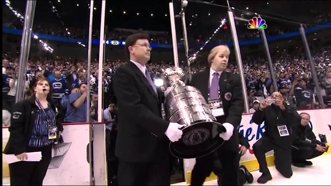 Tim Thomas Receives the Conn Smythe Trophy! ZDENO CHARA Holds up the Stanley Cup!